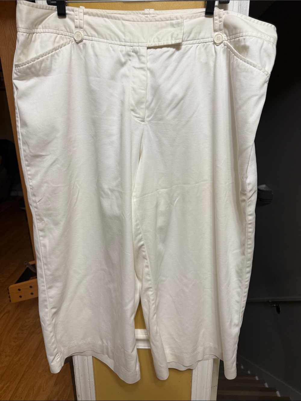 Worthington White Leg Capri Pants Cotton blend cool